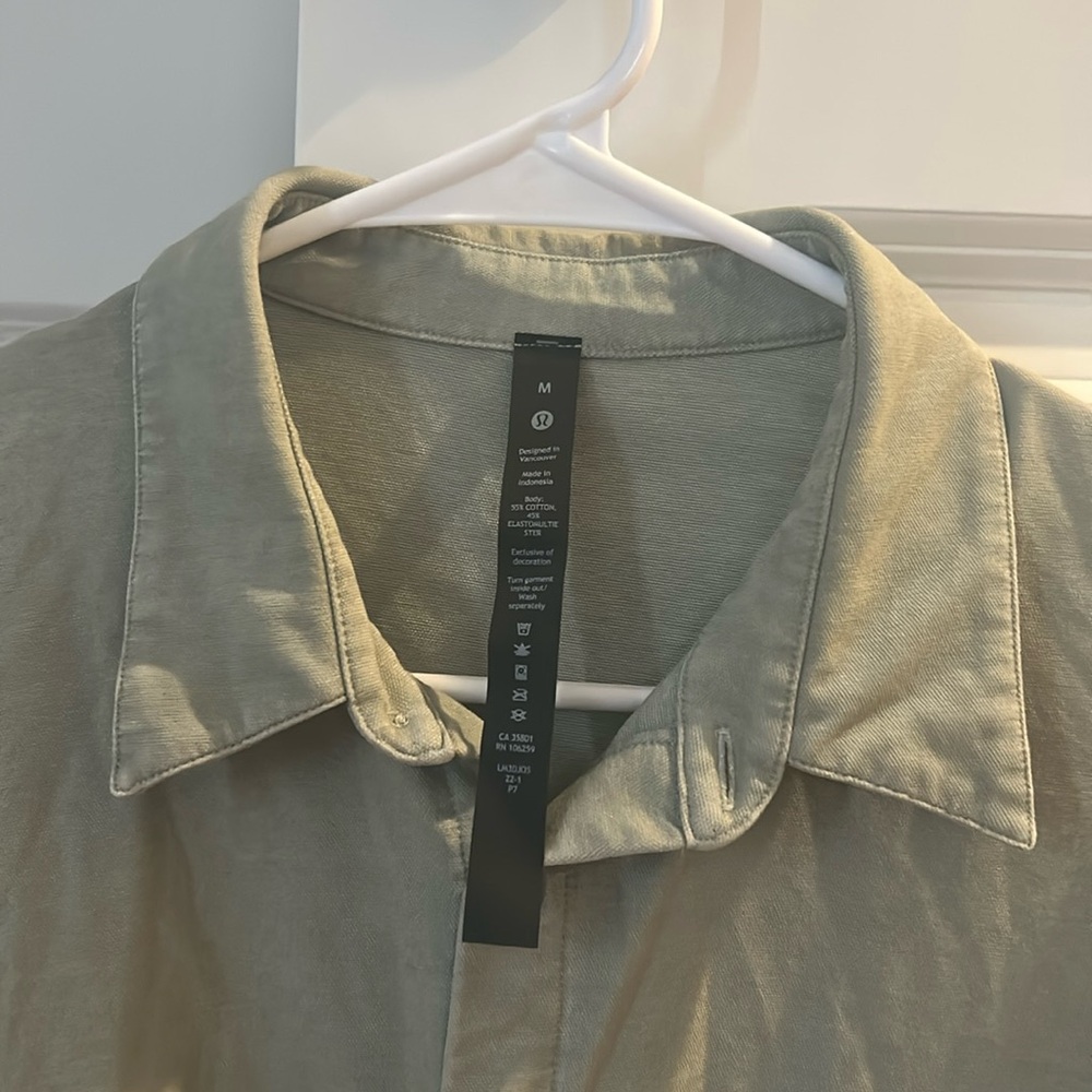 Lululemon men’s medium, sage green button down shirt